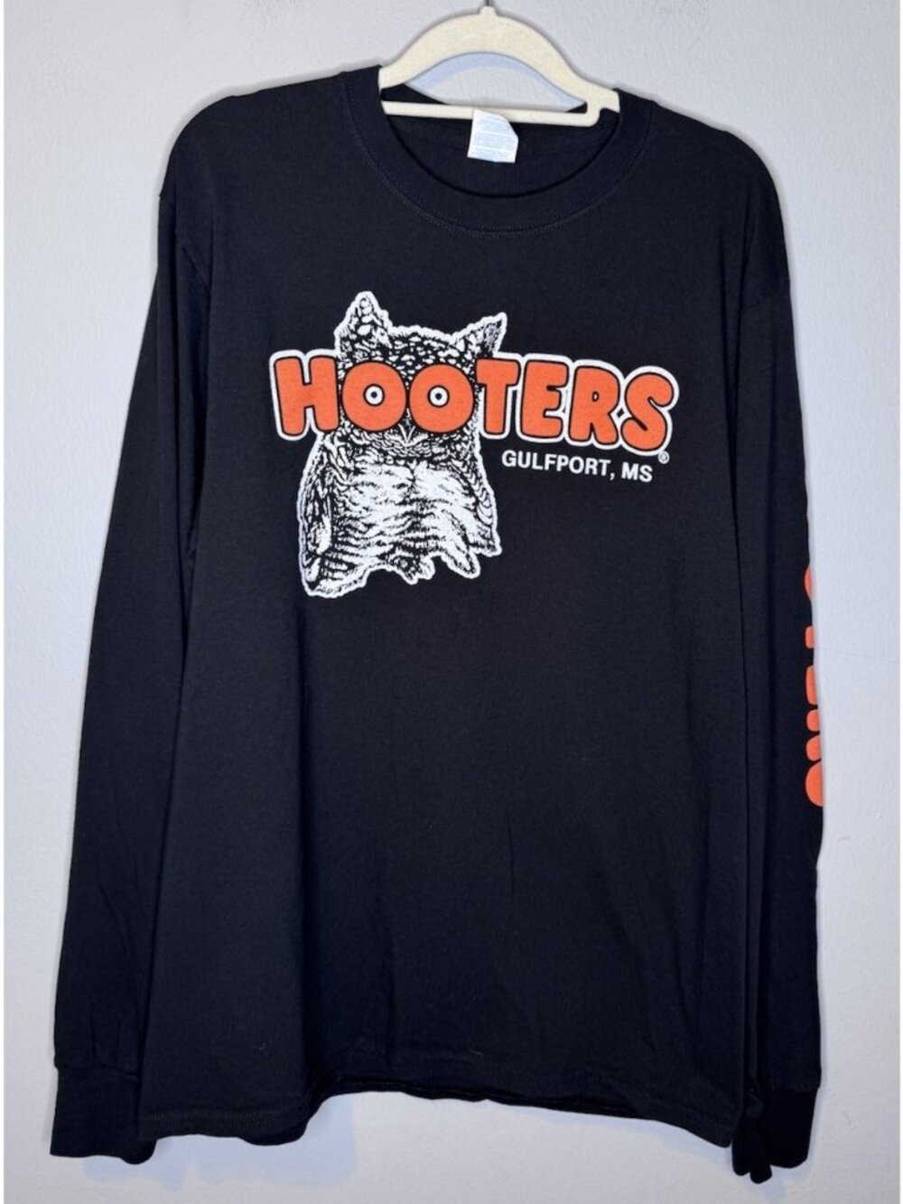 Hooters Long Sleeve Shirt Unisex Size Medium Black Gulfport Mississippi